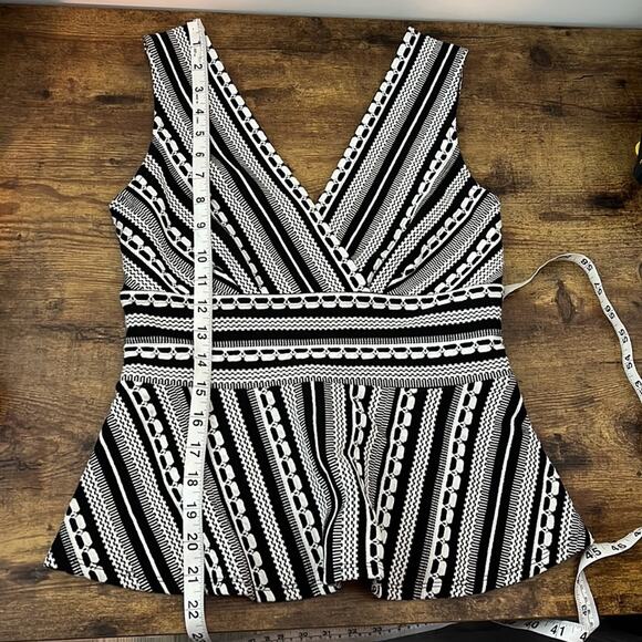 Vanessa Virginia Black & Off White Plunge Neck Peplum Sleeveless Top - Picture 12 of 12